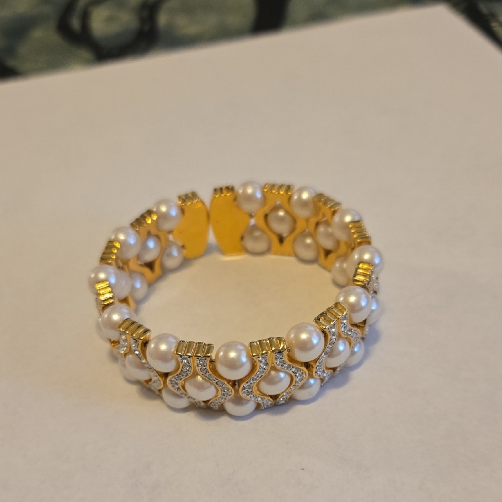 Elegant Gold and White Pearl Bracelet